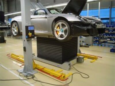 Photo Vehicle lifting platform with car