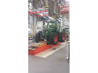 Photo Vehicle lifting platform for tractor