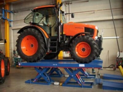 Photo Vehicle lifting platform in blue for trekkers