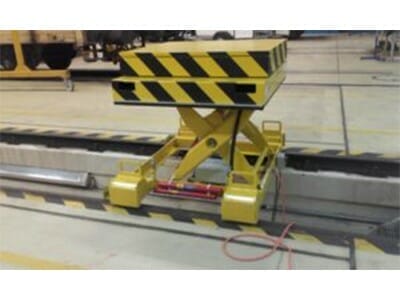 Lifting table for driving motor exchange