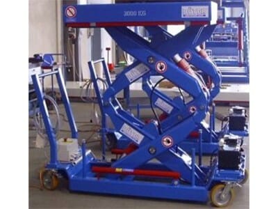 Mobile lifting table with double scissors