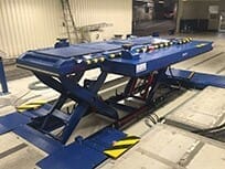 Photo Vehicle lifting platform in blue